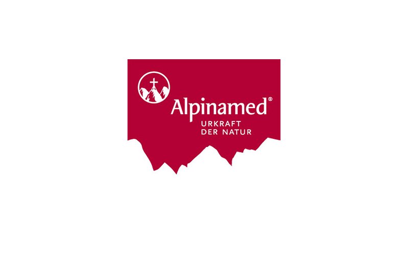 Logo von Alpinamed mit Berg- und Kreuzsymbol auf rotem Hintergrund, Text: "URKRAFT DER NATUR"