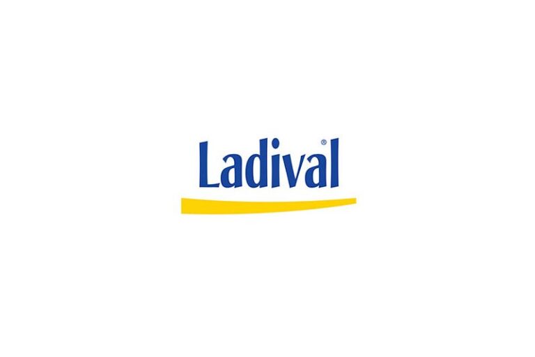 Logo von Ladival in blauer Schrift auf weißem Hintergrund mit einem gelben, geschwungenen Strich